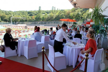 dostihy-chrtu-zavodiste-greyhound-park-motol-praha-kryta-vyhlidkova-terasa