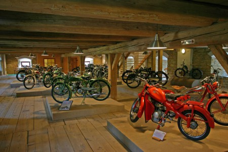 muzeum-motokol-a-galerie-klobouku-nove-hrady